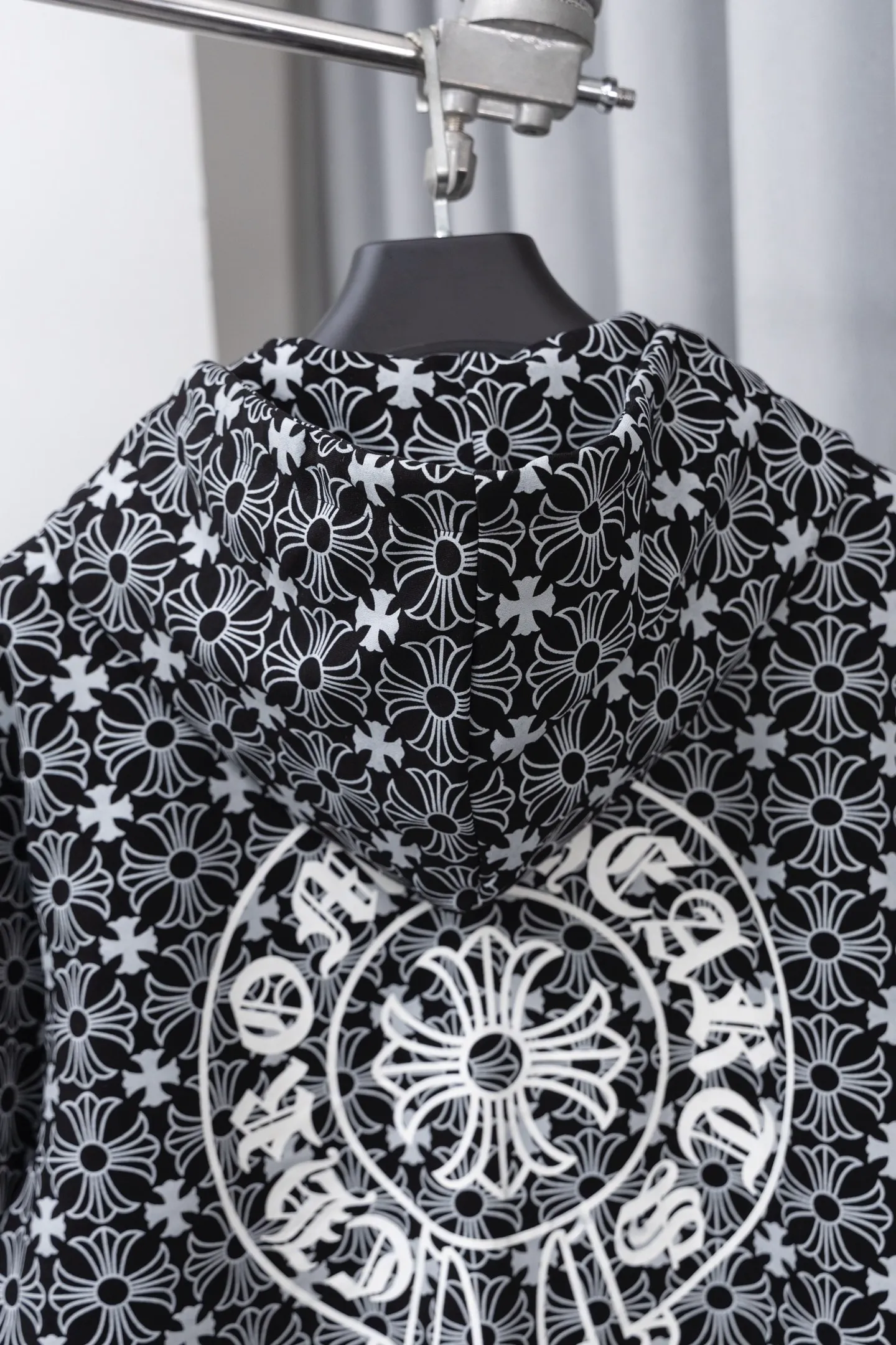 P310 Style No.: M022 𝐂𝐇𝐑𝐎𝐌𝐄 𝐇𝐄𝐀𝐑𝐓𝐒/Cro Heart Hooded 23FW new full printed Sanskrit open and close sweatshirt Full dark pattern print as the backing to show a sense of mystery Sanskrit embroidery on the front chest Metal zipper closure Classic Sanskrit print design on both arms Classic big horseshoe print on the back, overall high-end and versatile, same style for men and women Size: S-XL